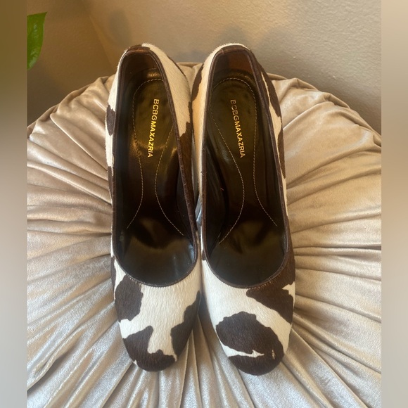 BCBGMaxAzria Super Trendy Cow print pumps size 8.5 - Picture 2 of 8